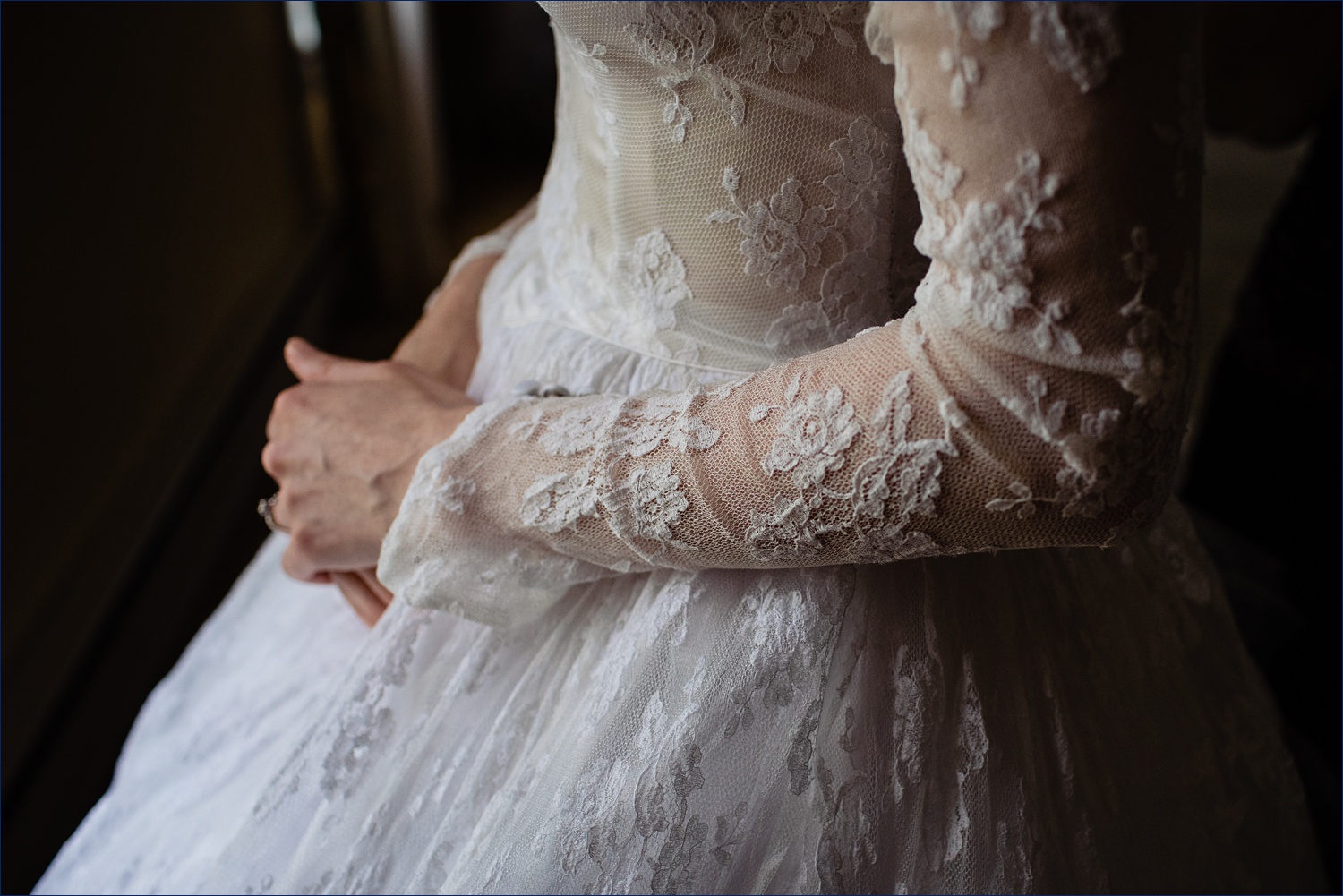 The bride's lace wedding dress sleeve 