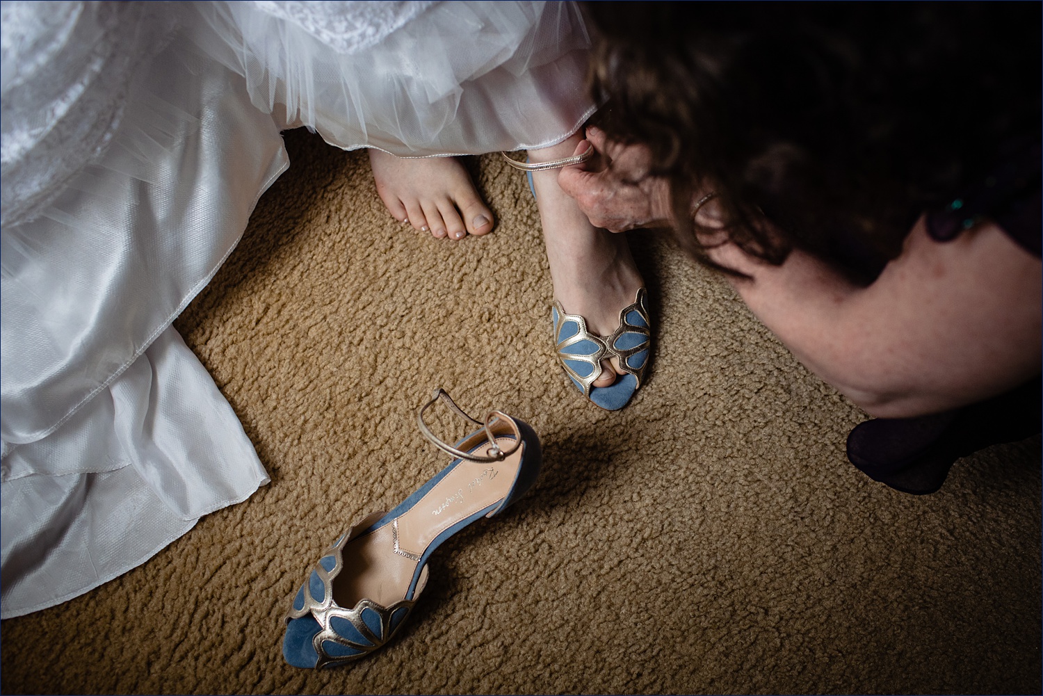 The bride gets her wedding day shoes on with a little help