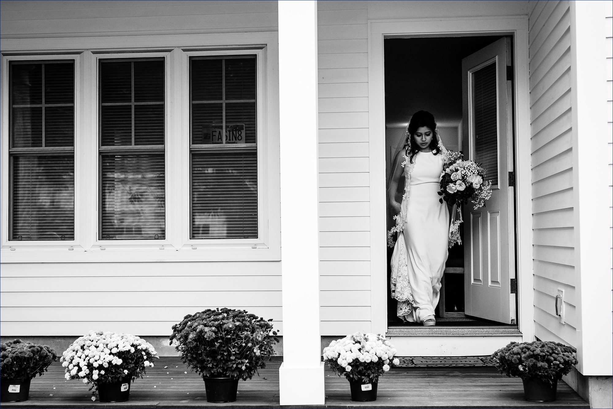 The bride leaves for the wedding ceremony from her home