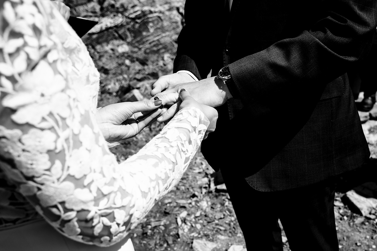 Exchanging the wedding rings 