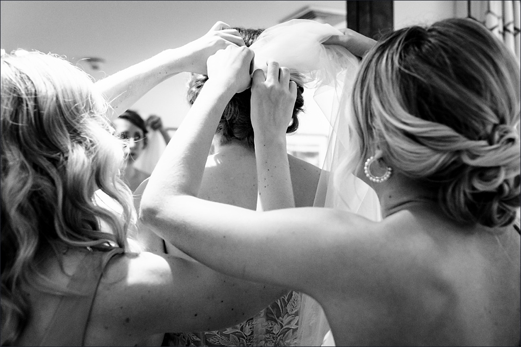 The bride gets ready with her sisters