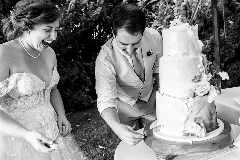 The cake cutting but this time the cake cut the knife